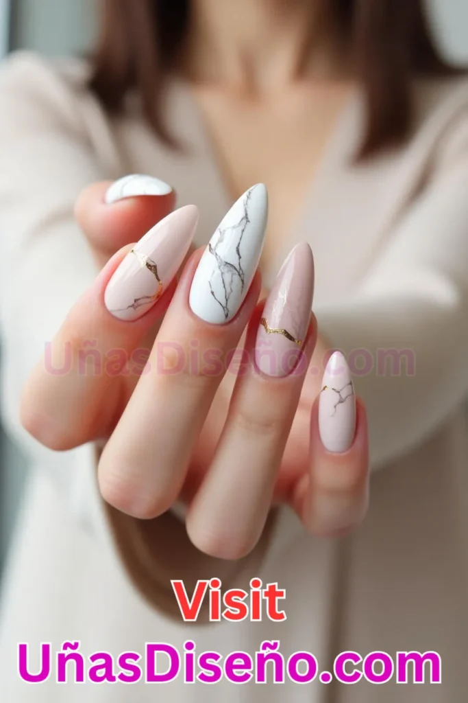 10. Elegante mármol minimalista - Mejora tu manicura 25 esmaltes de gel y gelatina elegantes y duraderos (4).jpeg