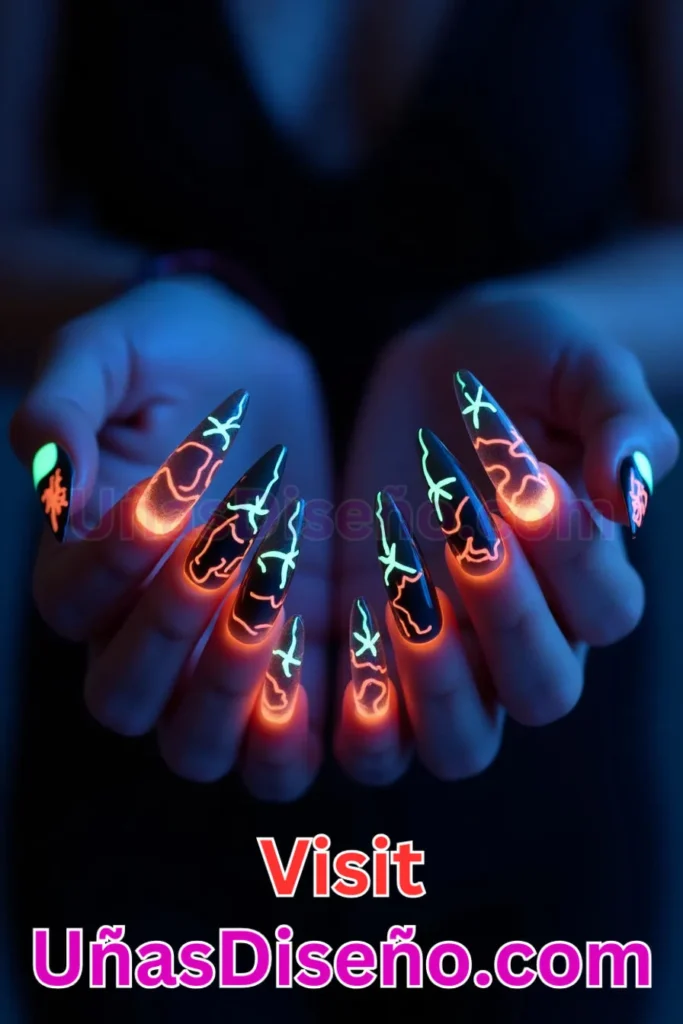 10. Manicura que brilla en la oscuridad - Los 10 diseños de uñas de Halloween más de moda en la Ciudad de México (2).jpeg