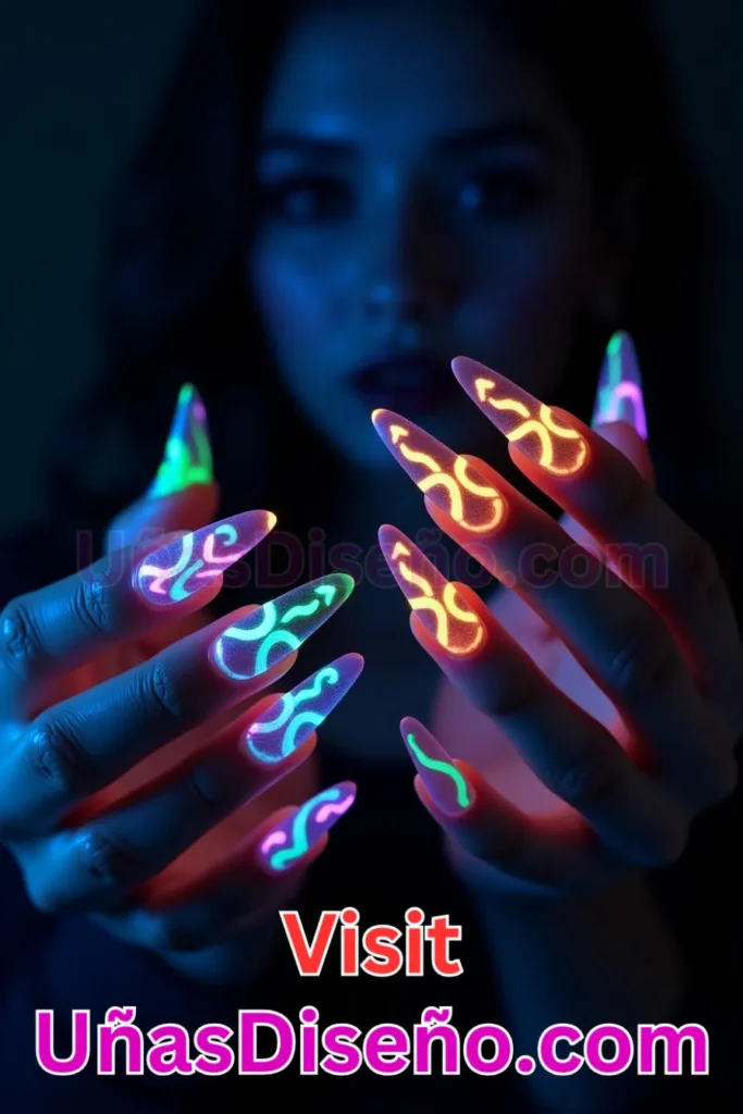 10. Manicura que brilla en la oscuridad - Los 10 diseños de uñas de Halloween más de moda en la Ciudad de México (3).jpeg