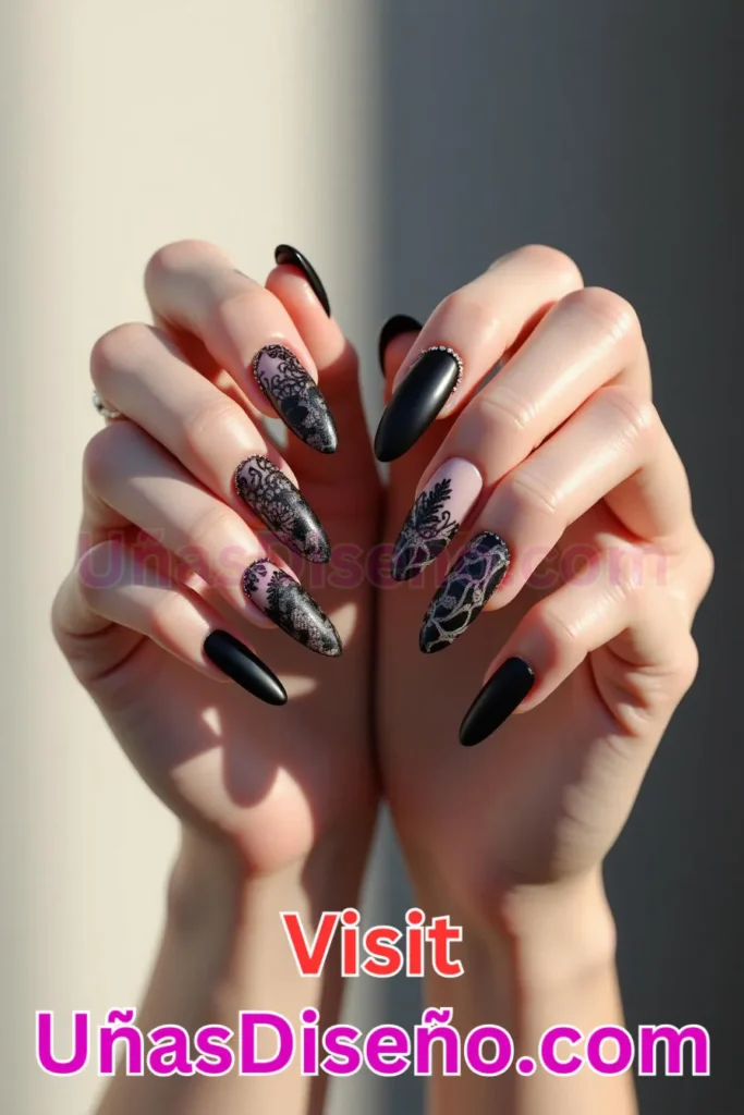 11. Encaje negro intrincado - 25 fascinantes ideas de esmaltes de uñas de gel para un look de salón perfecto (1).jpeg