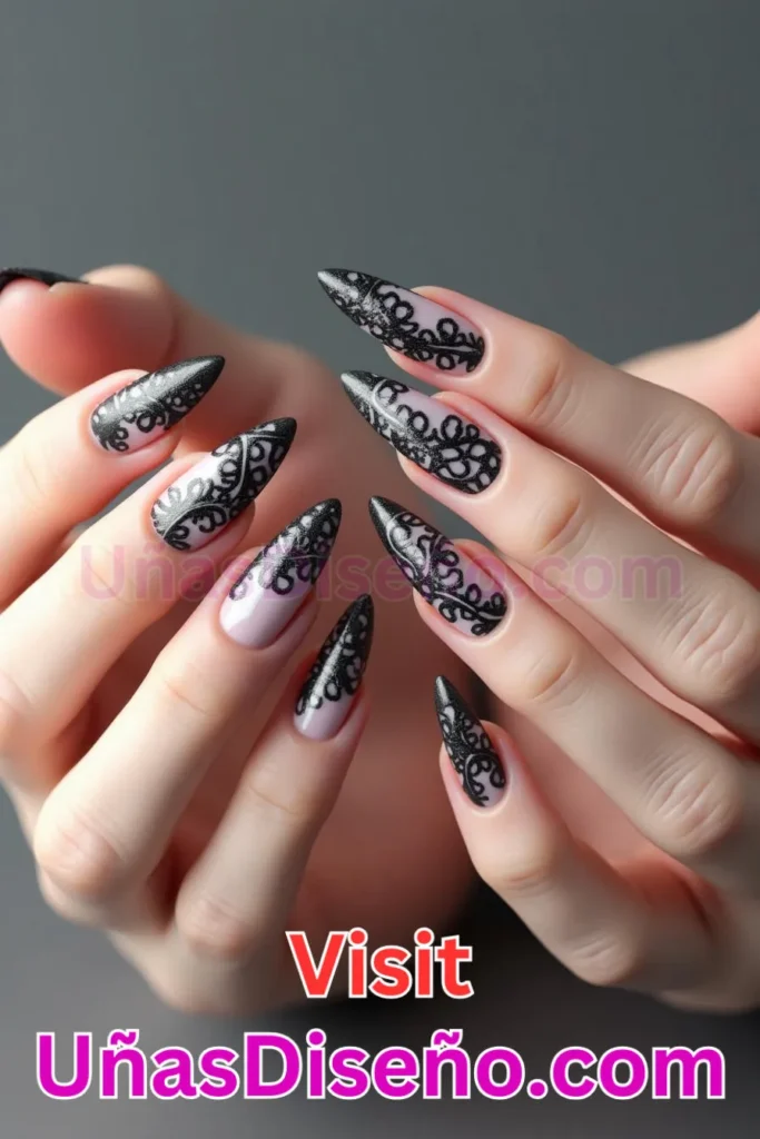 11. Encaje negro intrincado - 25 fascinantes ideas de esmaltes de uñas de gel para un look de salón perfecto (2).jpeg