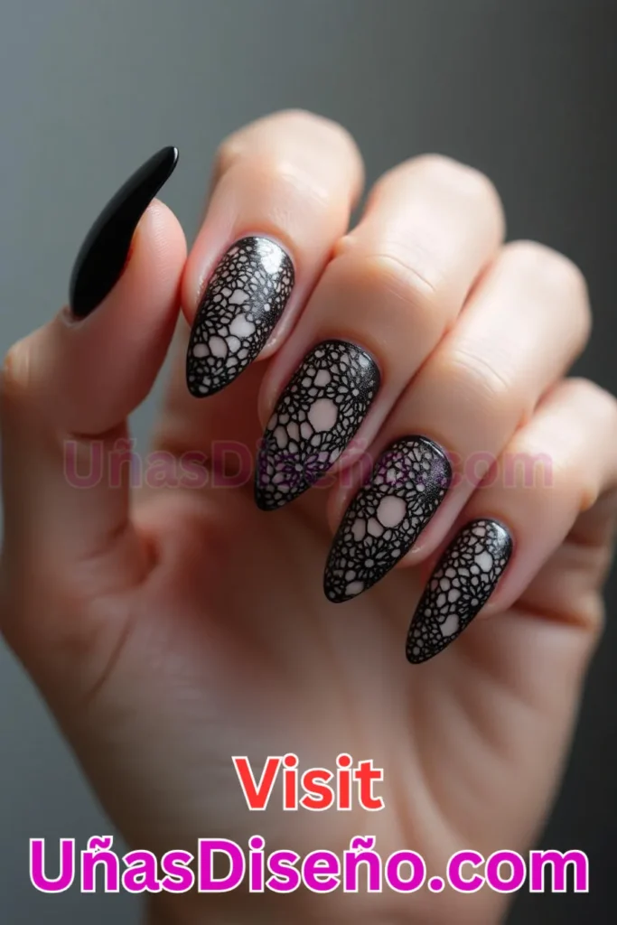 11. Encaje negro intrincado - 25 fascinantes ideas de esmaltes de uñas de gel para un look de salón perfecto (4).jpeg