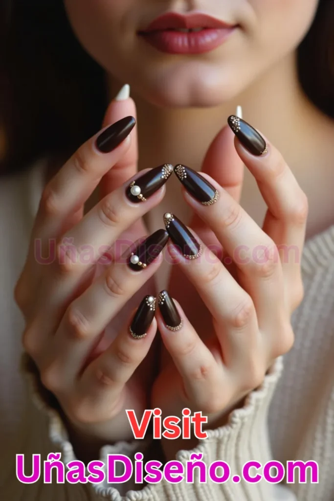 11. Uñas Chocolate con Detalles en Perlas - 15 Diseños de Uñas de Chocolate Oscuro que Complementarán tu Look a la Perfección (3).jpeg