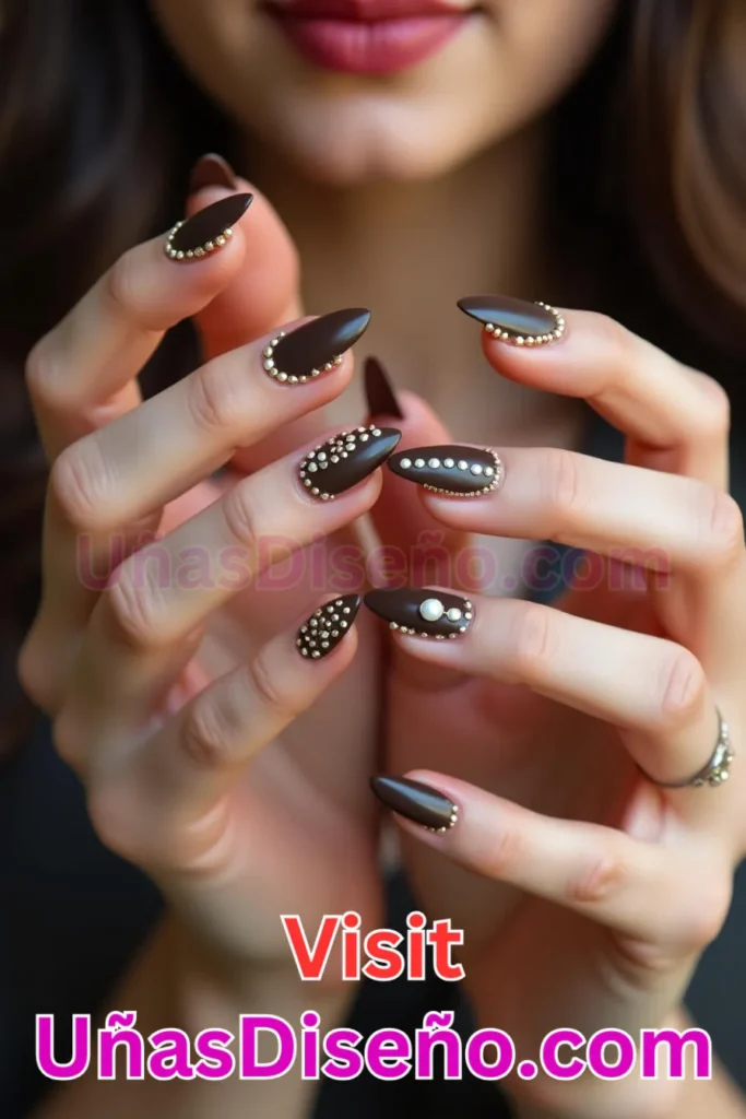 11. Uñas Chocolate con Detalles en Perlas - 15 Diseños de Uñas de Chocolate Oscuro que Complementarán tu Look a la Perfección (5).jpeg