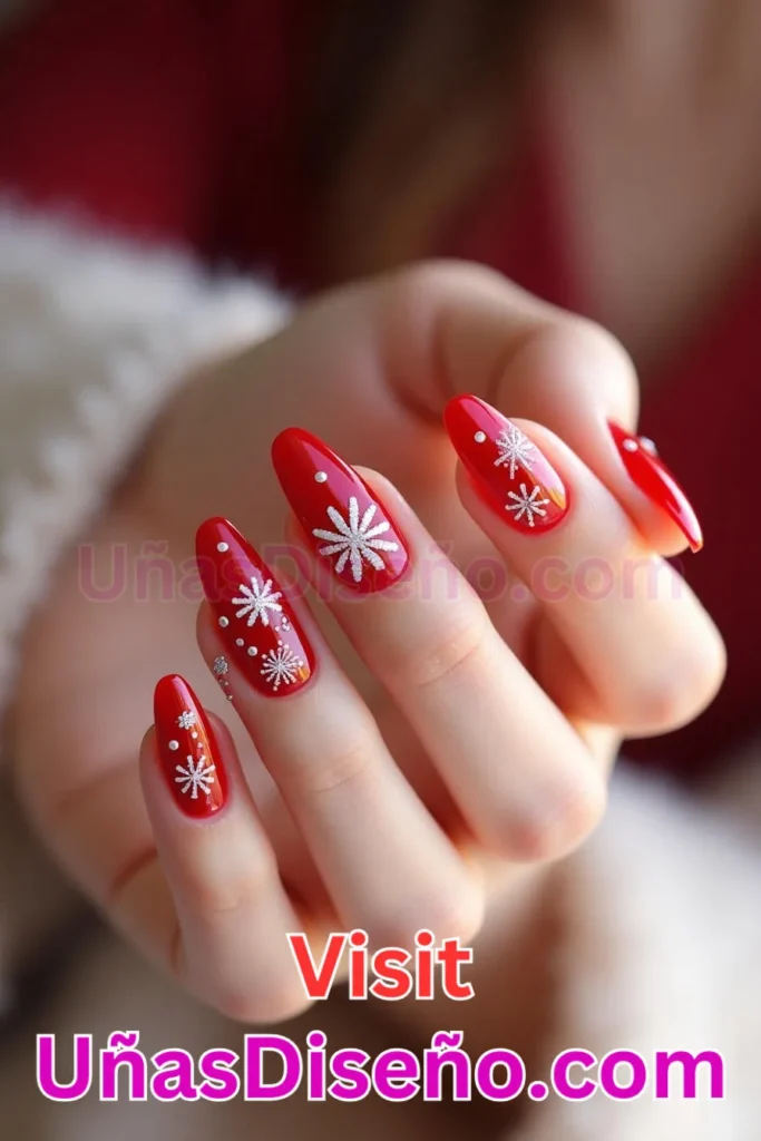 11. Uñas Escarlata con Incrustaciones Florales Diseños de Uñas Navideñas (2).jpeg