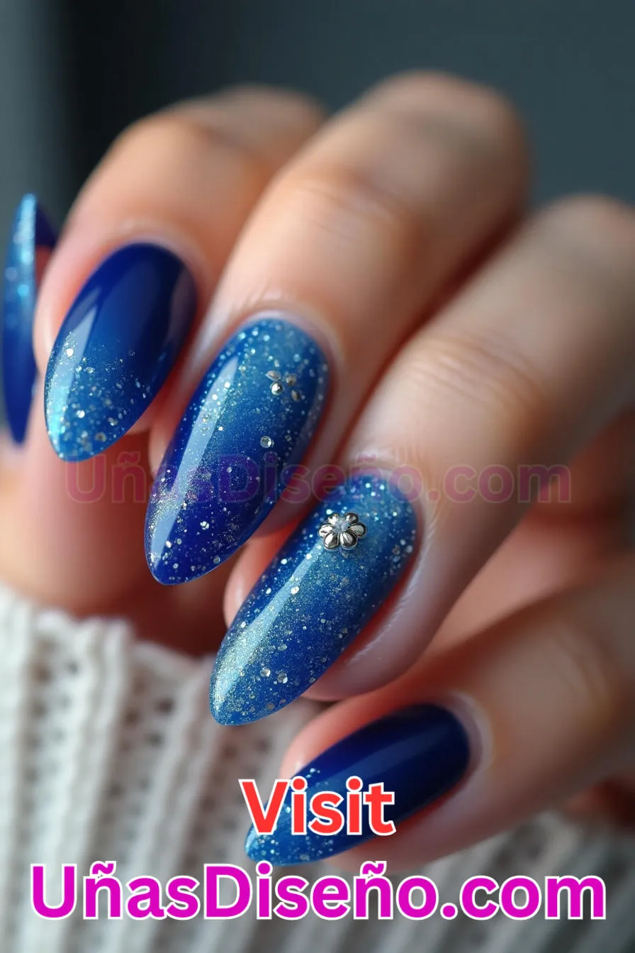 12. Almendra azul chispeante - 20 Uñas de Almendra Elegance Diseños exclusivos para un look sofisticado (1).jpeg