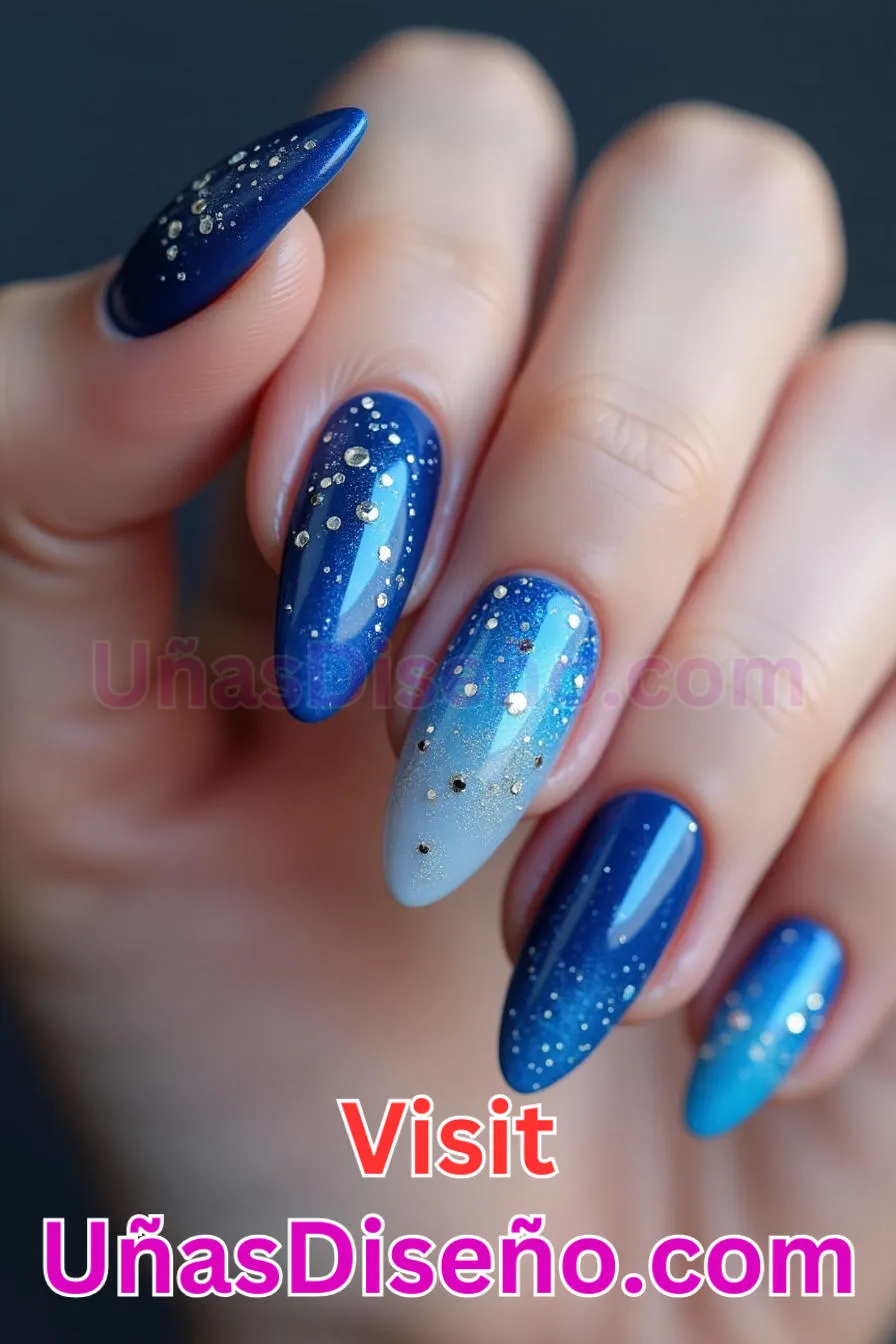 12. Almendra azul chispeante - 20 Uñas de Almendra Elegance Diseños exclusivos para un look sofisticado (5).jpeg