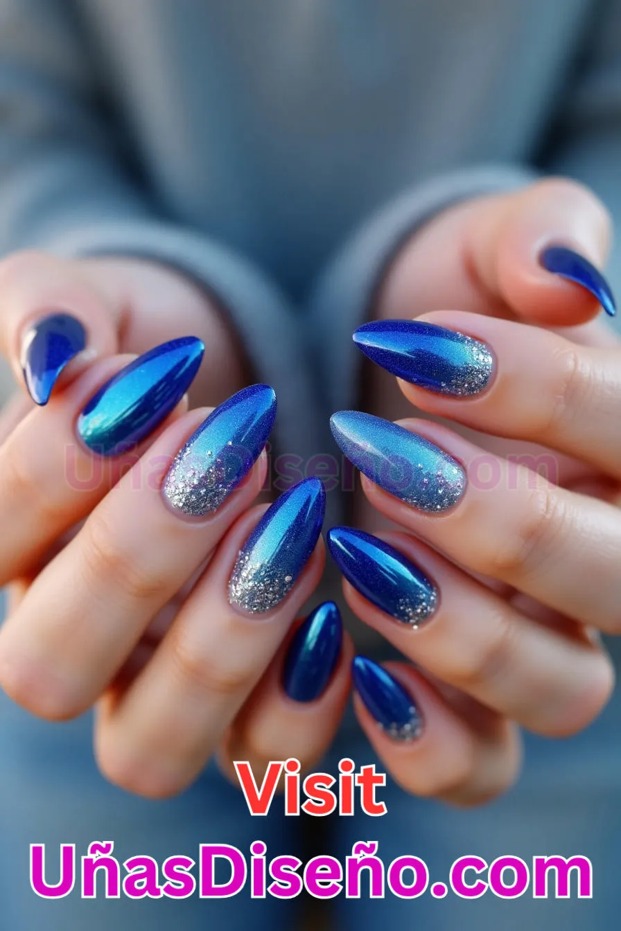 12. Almendra azul chispeante - 20 Uñas de Almendra Elegance Diseños exclusivos para un look sofisticado (6).jpeg