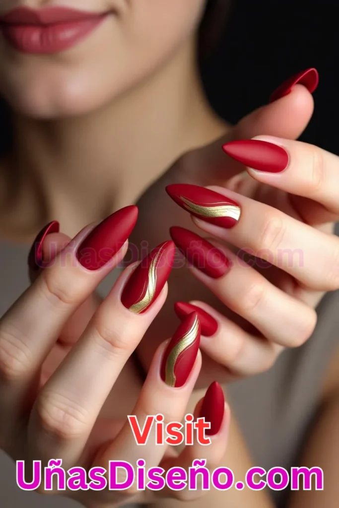 12. Matte Cherry con Pinceladas Doradas Diseños de Uñas Navideñas (2).jpeg