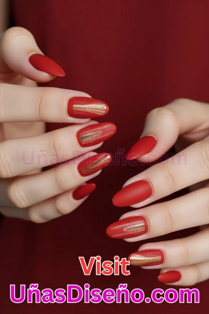 12. Matte Cherry con Pinceladas Doradas Diseños de Uñas Navideñas (3).jpeg