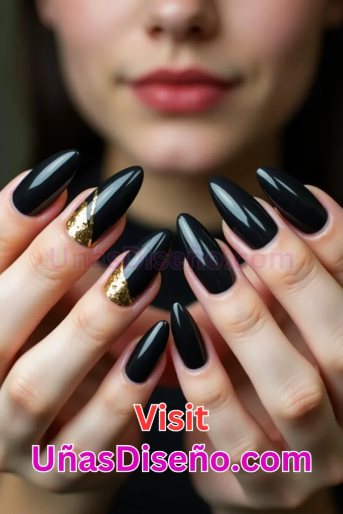 12. Negro brillante con sutiles detalles dorados - 25 innovadores diseños de uñas semipermanentes para un look elegante y duradero (5).jpeg