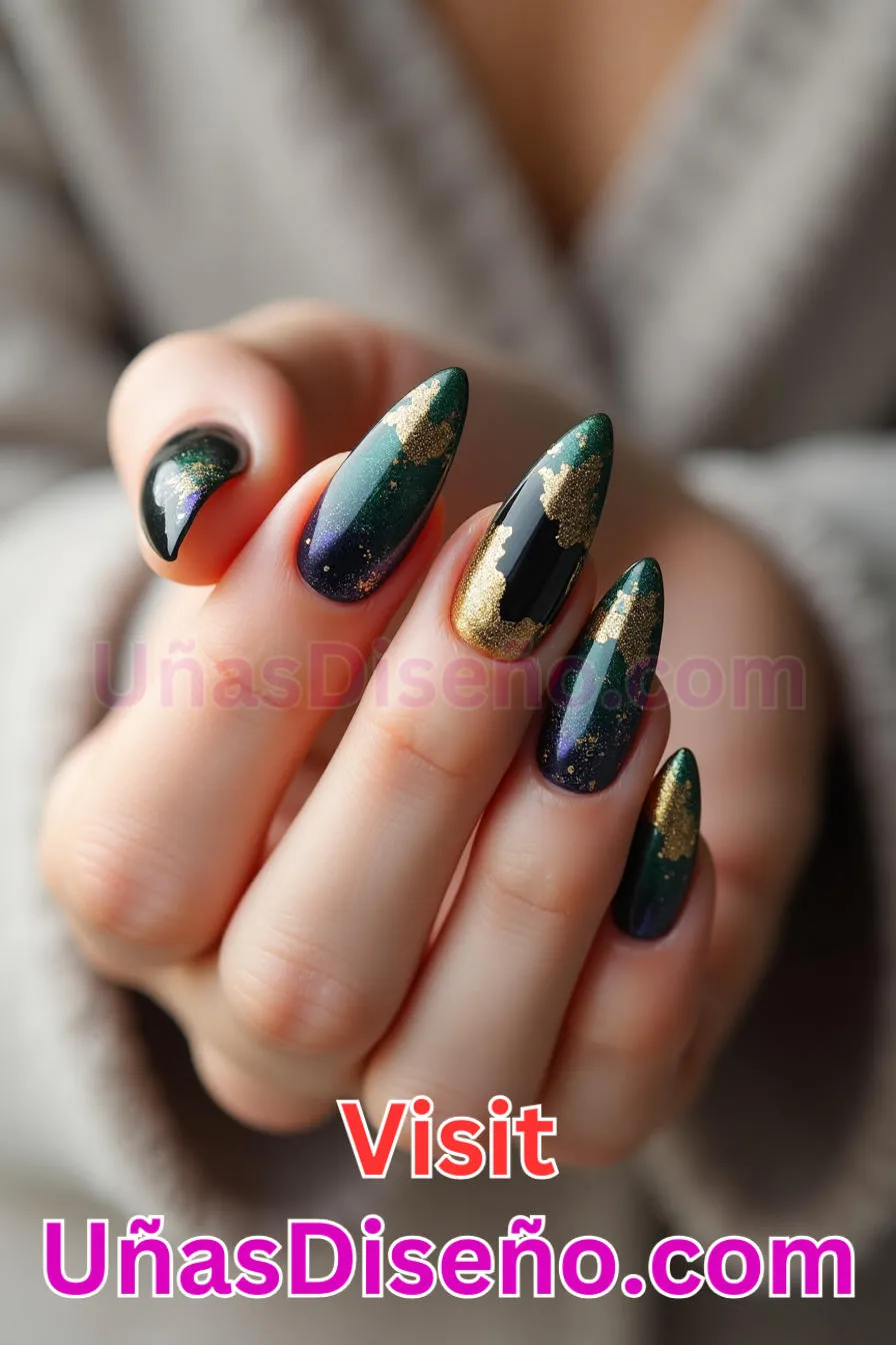 13. Almendra brillante y dorada - 20 Uñas de Almendra Elegance Diseños exclusivos para un look sofisticado (1).jpeg