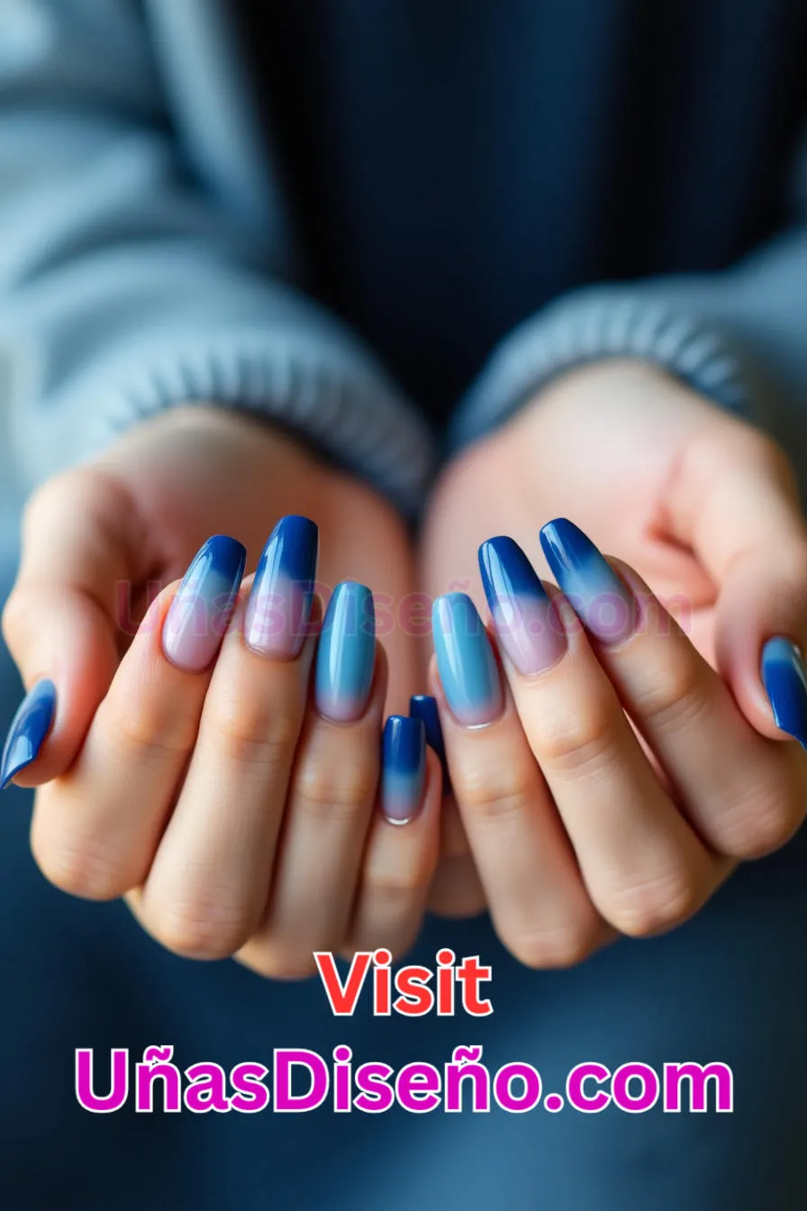 14 Nail Art en dos tonos de azul Los 25 Mejores Diseños de Uñas Para Principiantes 3.jpeg
