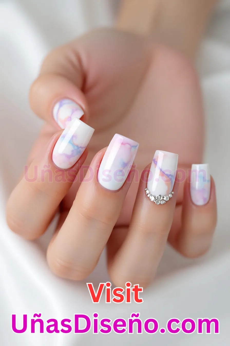 14. Uñas blancas lechosas - Brilla como nunca 25 diseños de esmaltes de gel, gelish y gel para uñas que tienes que probar (1).jpeg