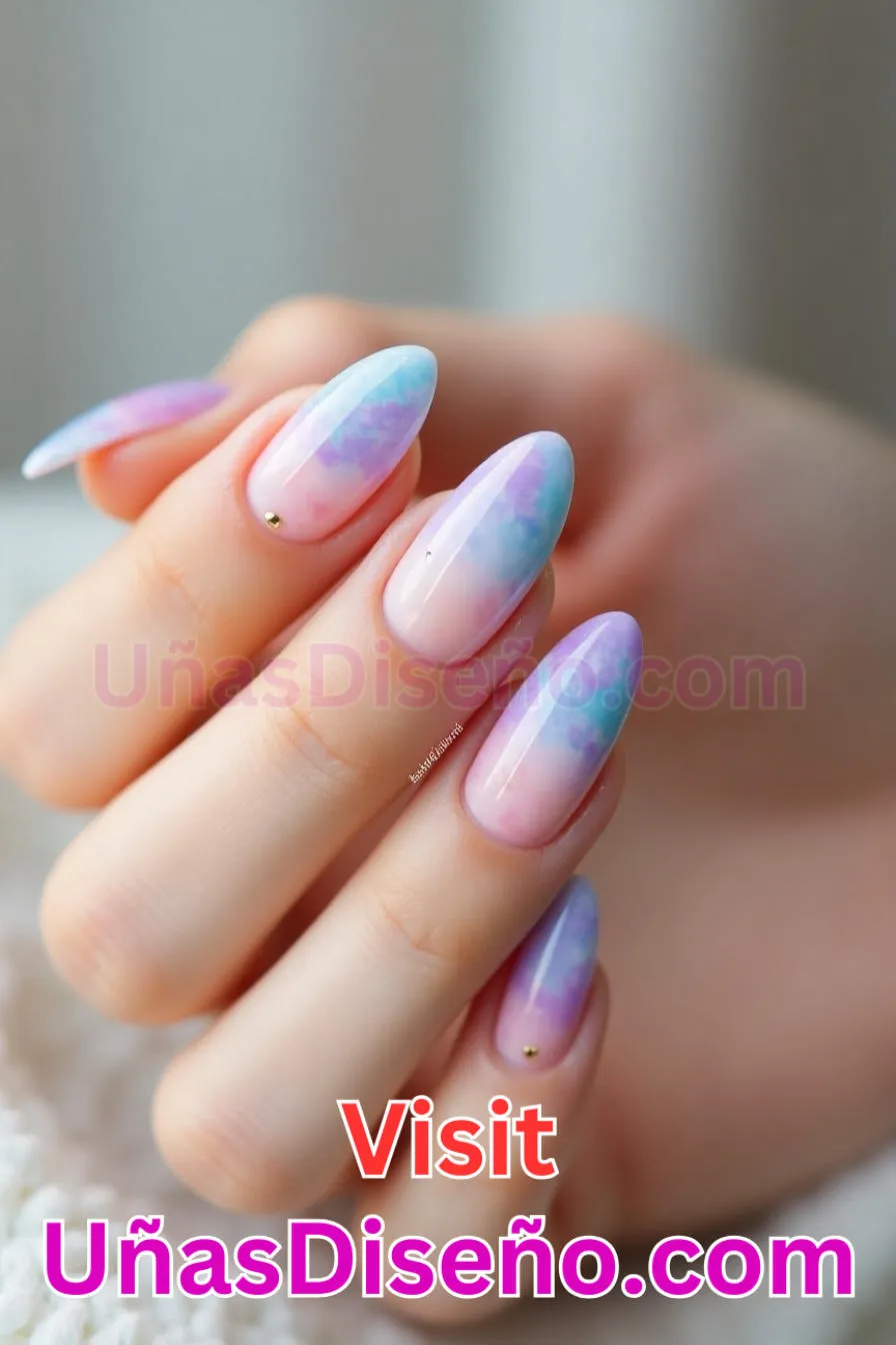 15. Delicado lavado de acuarela - Cómo Elegir el Diseño Perfecto para Uñas Almendra 21 Ideas Exclusivas para Brillar (1).jpeg