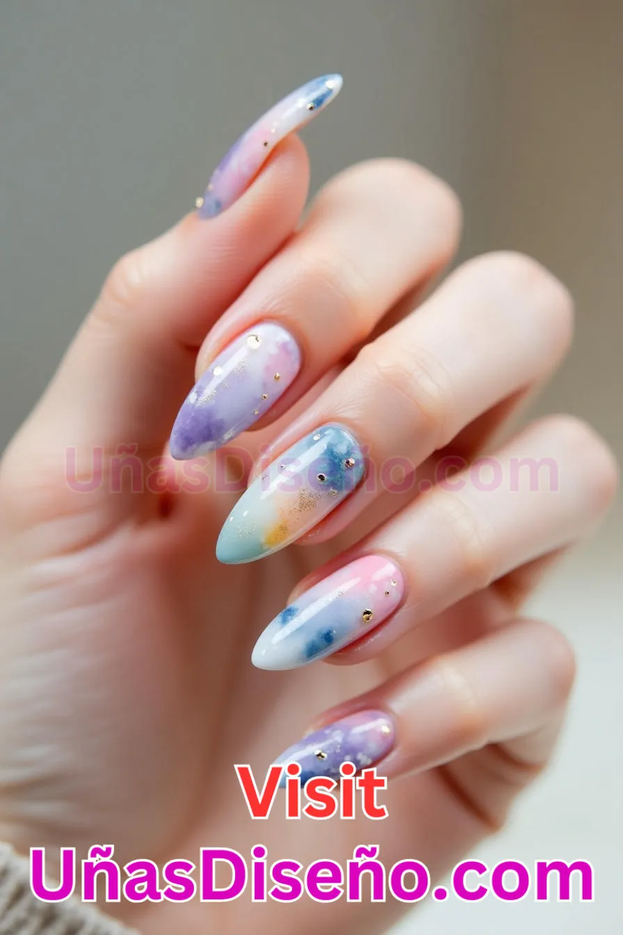 15. Delicado lavado de acuarela - Cómo Elegir el Diseño Perfecto para Uñas Almendra 21 Ideas Exclusivas para Brillar (2).jpeg