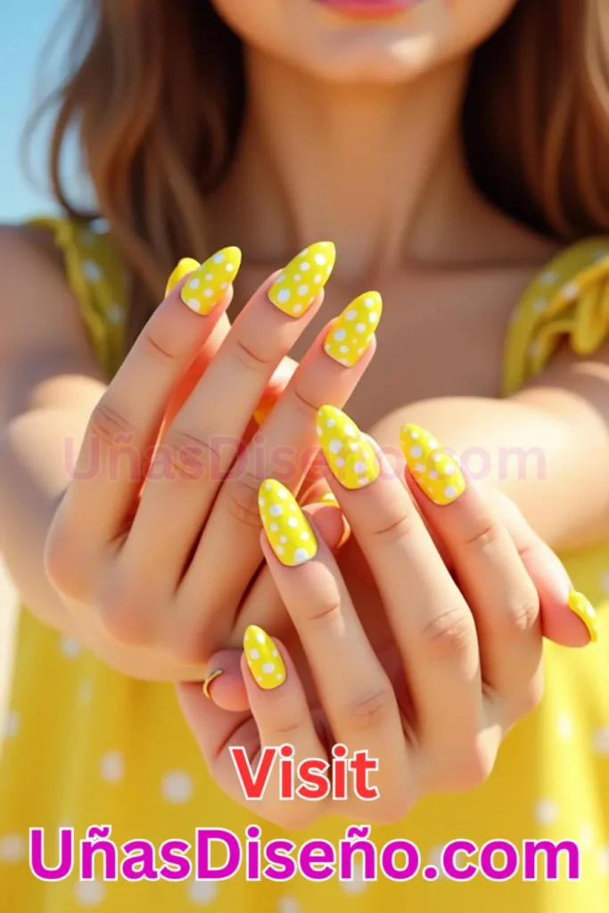 15. Diseño de uñas de verano con manicura amarilla y puntos blancos (1).jpeg