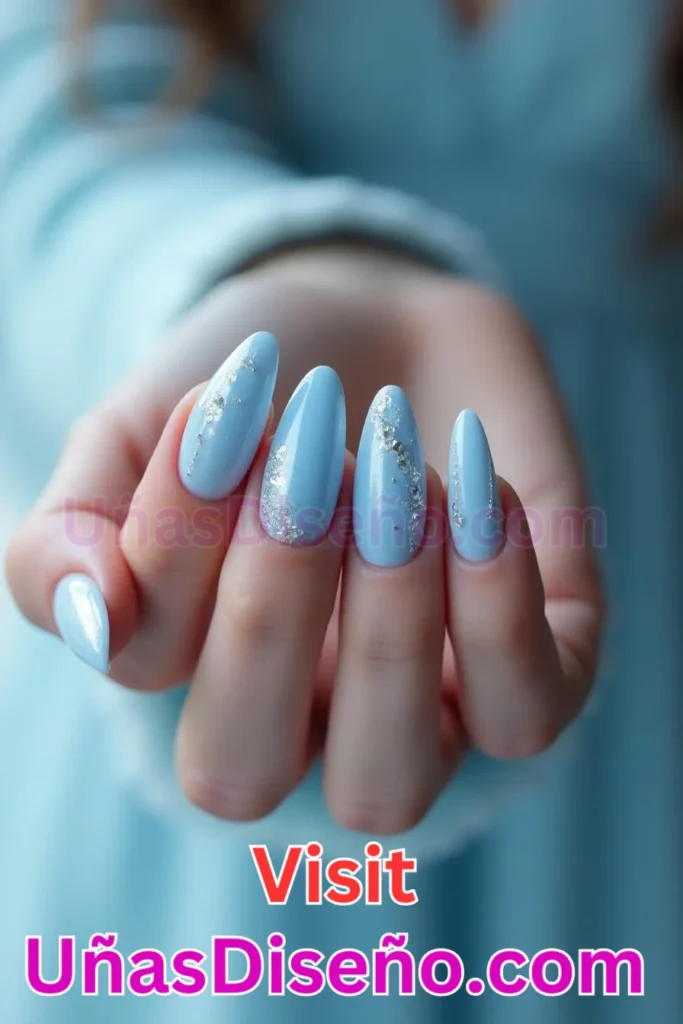 16. Azul hielo etéreo - Mejora tu manicura 25 esmaltes de gel y gelatina elegantes y duraderos (7).jpeg