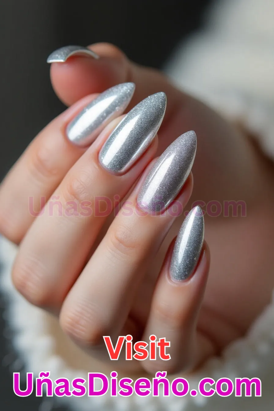 18. Destello de plata maciza - Los 20 mejores diseños de uñas con purpurina para lucir un look deslumbrante (2).jpeg