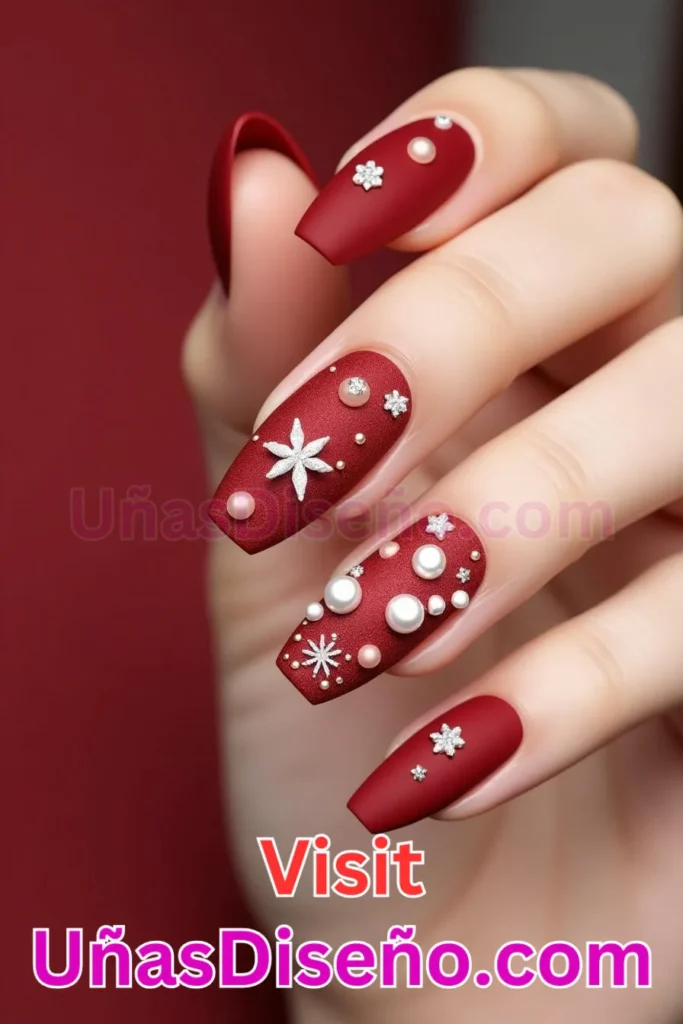 2. Rubí Escarchado con Perlas de Encanto Diseños de Uñas Navideñas (1).jpeg