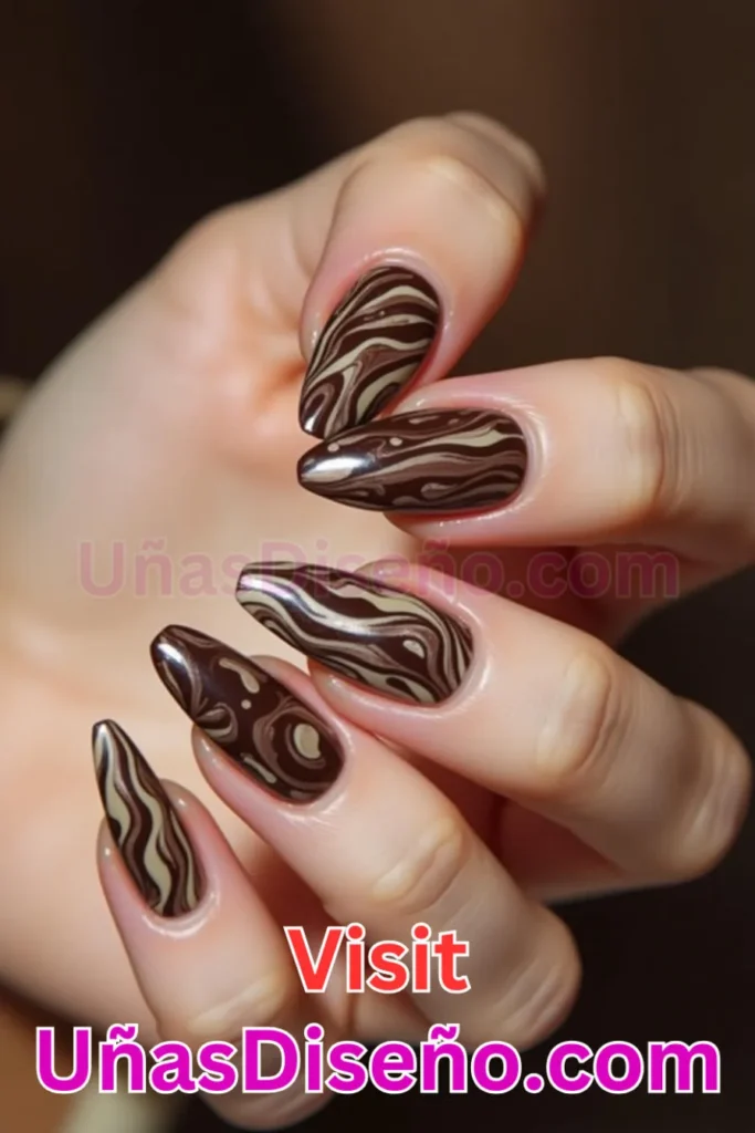 4. Mármol de Chocolate y Crema - 15 Diseños de Uñas de Chocolate Oscuro que Complementarán tu Look a la Perfección (7).jpeg