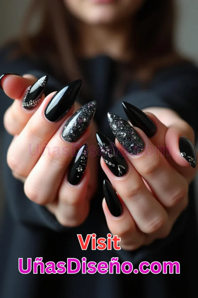 5. Elegancia en negro brillante - 25 diseños de uñas semipermanentes únicos para un estilo duradero y sofisticado (5).jpeg