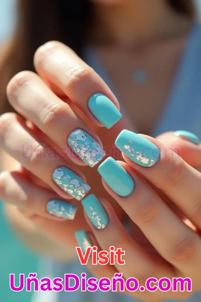 6. Diseño de uñas de verano con azul turquesa y detalles plateados (1).jpeg