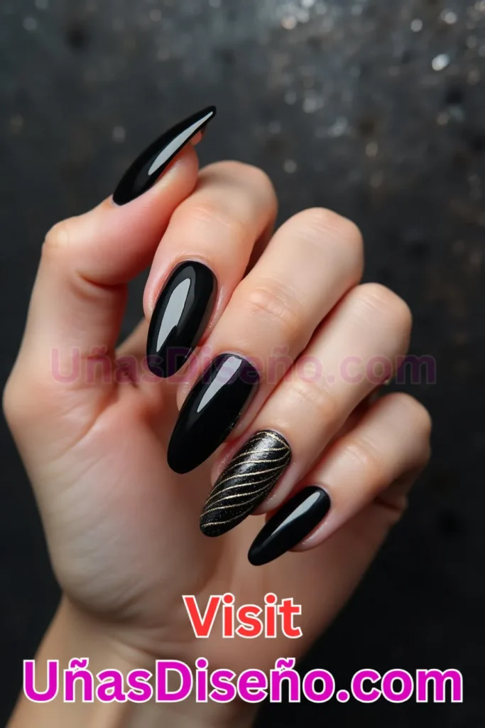 7. Perfección Negro Brillante - 25 propuestas vanguardistas de diseños de uñas semipermanentes para un look único (4).jpeg