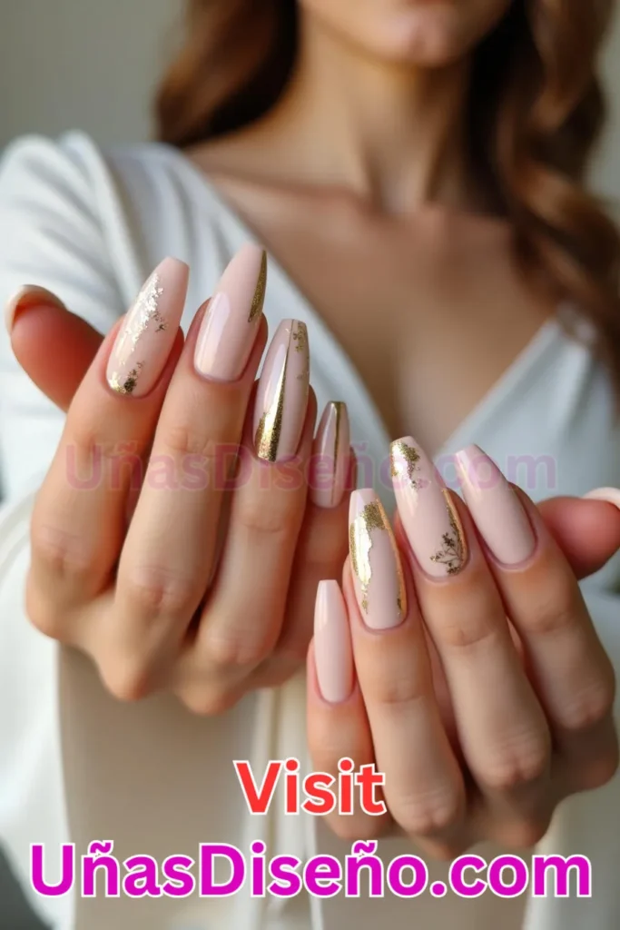 8. Mezcla de desnudo y dorado - 25 propuestas vanguardistas de diseños de uñas semipermanentes para un look único (4).jpeg