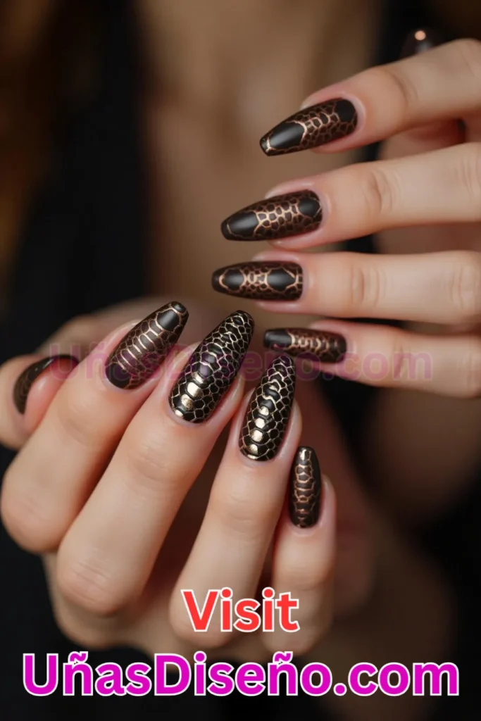 9. Estampado de Serpiente en Chocolate - 15 Diseños de Uñas de Chocolate Oscuro que Complementarán tu Look a la Perfección (3).jpeg