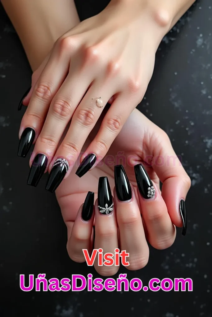 9. Uñas de gel negro brillante - Dale Glamour a tus Uñas La Guía Definitiva para 25 Esmaltes de Gel con Gelly y Gelish (5).jpeg