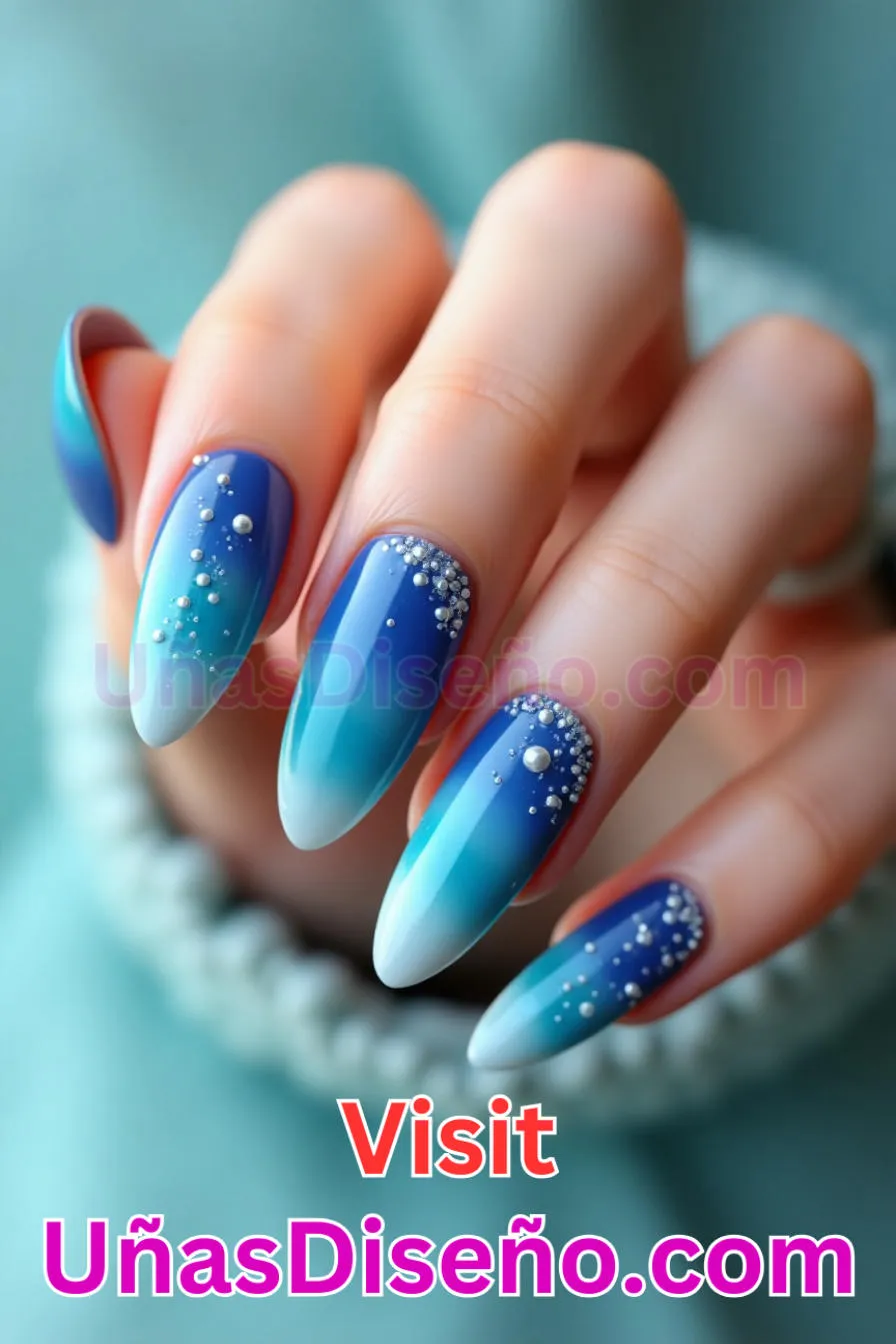 9.Ombre oceánico - Cómo Elegir el Diseño Perfecto para Uñas Almendra 21 Ideas Exclusivas para Brillar (4).jpeg