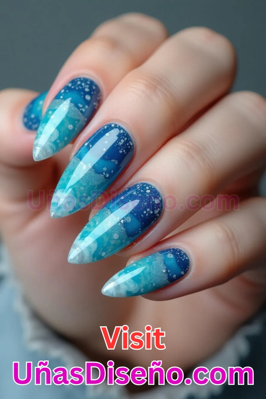 9.Ombre oceánico - Cómo Elegir el Diseño Perfecto para Uñas Almendra 21 Ideas Exclusivas para Brillar (8).jpeg
